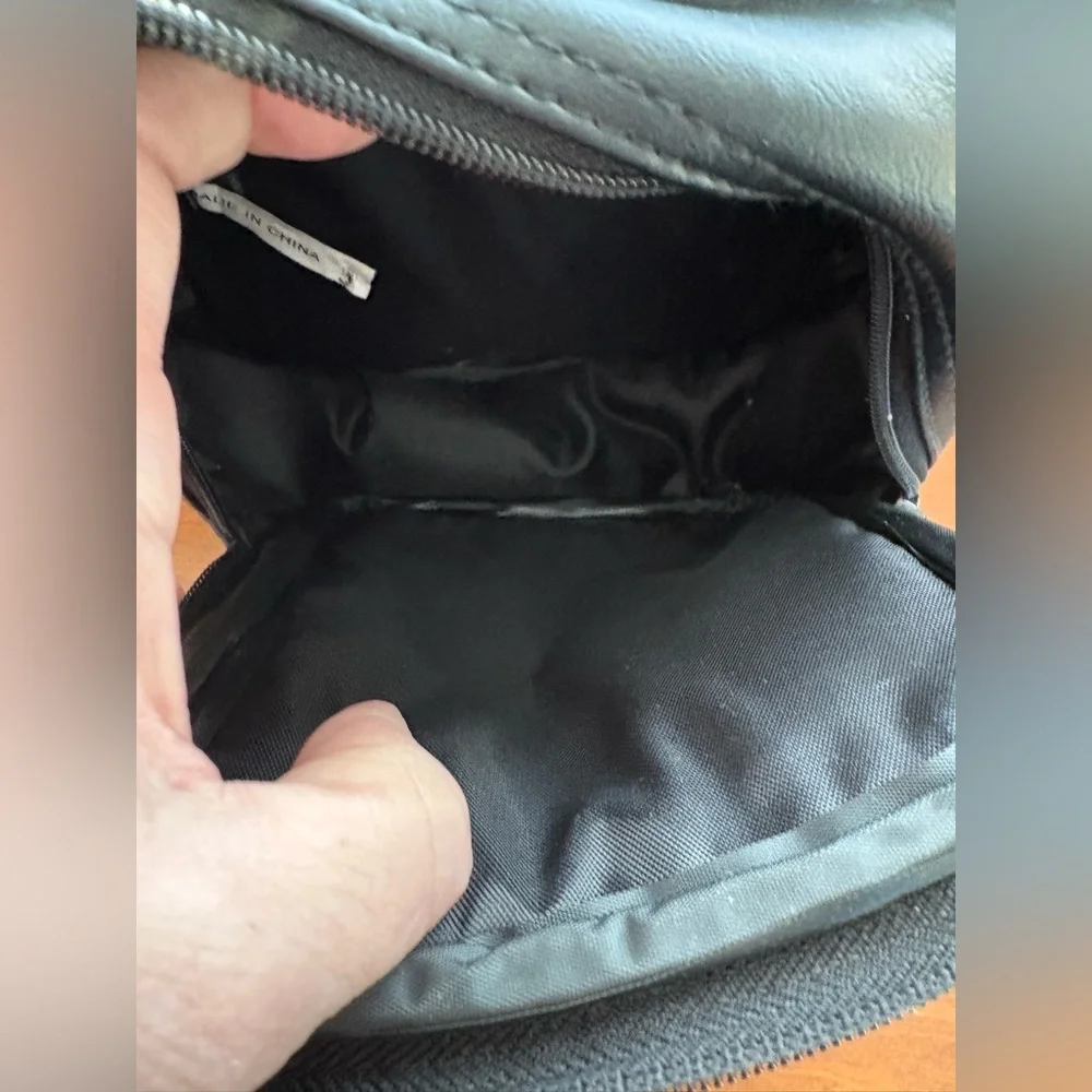 Like new black vintage Polaroid 600 camera bag.  Three pocket areas.